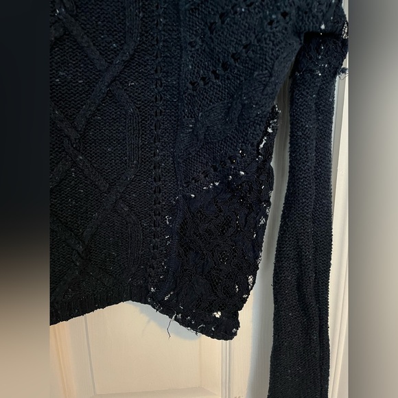 Hollister knitted sweater. Some piling - Picture 2 of 3